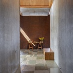 Skromný dům s výhledem na hory nezapře inspiraci světovou architekturou  Foto: Shamanth Patil J.