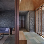 Skromný dům s výhledem na hory nezapře inspiraci světovou architekturou  Foto: Shamanth Patil J.