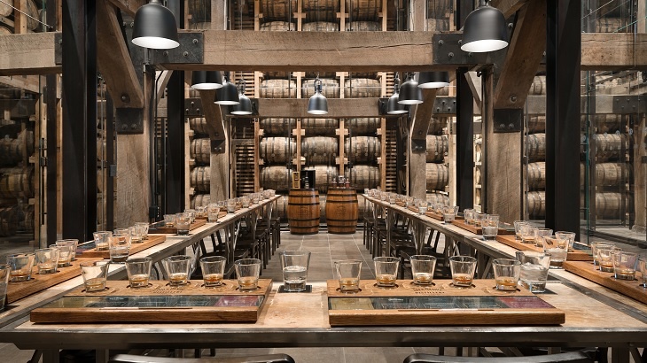 Interiér prezentačního centra výrobce whisky, vnímá návštěvník všemi smysly Interiér prezentačního centra výrobce whisky, vnímá návštěvník všemi smysly
