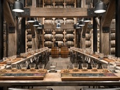 Interiér prezentačního centra výrobce whisky, vnímá návštěvník všemi smysly