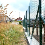 Svařované pletivo Multiplast na betonové zídce. Zdroj: Pletiva Dobrý