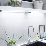 Díky čidlu Linear LED Flat můžete světlo rozsvítit mávnutím ruky – užitečná funkce ne-jen tehdy, když máte špinavé ruce. Obrázek: LEDVANCE