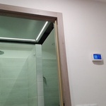 03: Praktické a designově zdařilé řešení umístění rekuperační jednotky v podhledu koupelny.
