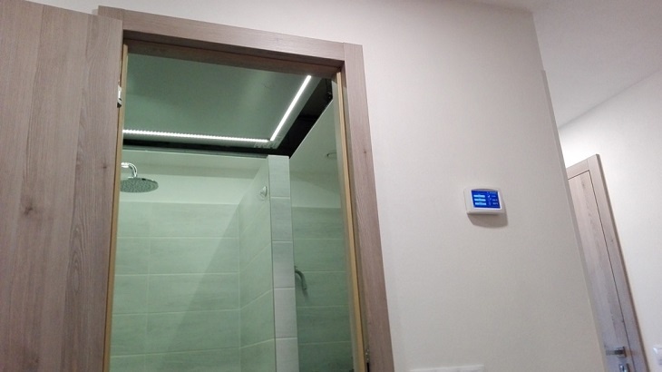 Praktické a designově zdařilé řešení umístění rekuperační jednotky v podhledu koupelny. Praktické a designově zdařilé řešení umístění rekuperační jednotky v podhledu koupelny.
