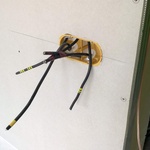 Detail vyvedení elektroinstalací z příčky.