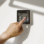 Dálkový ovladač VELUX INTEGRA® s dotykovým displejem, který si můžete instalovat na zeď, vpustí do vašeho domu denní světlo a čerstvý vzduch jedním dotykem.
