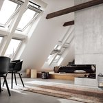 „Program ventilace“ systému VELUX INTEGRA® vyvětrá interiér čtyřikrát denně po dobu deseti minut. Jestliže prší, aktivuje se dešťový senzor, který střešní okno okamžitě uzavře. Ponechá ale otevřenou ventilační klapku, aby vzduch průběžně cirkuloval.