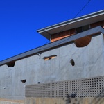 Rodinný dům s dílnou navrhli architekti a majitelka si jej přetváří vlastníma rukama Foto: Makoto Kunisada