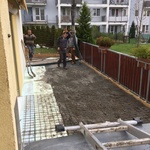 Začátek betonáže terasy, beton byl na terasu do výšky jednoho podlaží od ulice čerpán pumpou, nový beton se vyztužil kari sítí