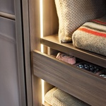 Osvětlení polic LED pásky může vytvořit příjemnou intimní atmosféru například pro večerní sledování televize.Foto: mueblesiglesia.com