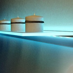 Osvětlení polic LED pásky může vytvořit příjemnou intimní atmosféru například pro večerní sledování televize.  Foto: Led universal