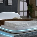 Osvětlení LED pásky v ložnici může navodit intimní atmosféru, popřípadě posloužit jako orientační osvětlení. Pozor však na barvu světla. V ložnici by se mělo používat světlo spíše žluté než modré. Foto: furniturestorelosangeles.com