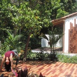 Rekonstruovaná budova a zahrada poskytuje klid na cvičení. Srdcem areálu je kuchyně Foto: Marina Pineda