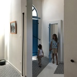 Rekonstruovaná budova a zahrada poskytuje klid na cvičení. Srdcem areálu je kuchyně Foto: Marina Pineda