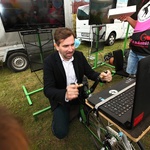 Jízdu na cyklistickém trenažéru si vyzkoušel i moderátor Firemního dne Lindabu – herec a režisér Ondřej Sokol.