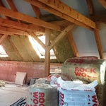 Izolace z kamenné vlny ROCKWOOL přispívají k požární bezpečnosti, udržují v budovách teplo, snižují spotřebu energií, tlumí hluk z venku a vydrží funkční desítky let