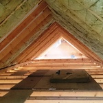 Izolace z kamenné vlny ROCKWOOL přispívají k požární bezpečnosti, udržují v budovách teplo, snižují spotřebu energií, tlumí hluk z venku a vydrží funkční desítky let