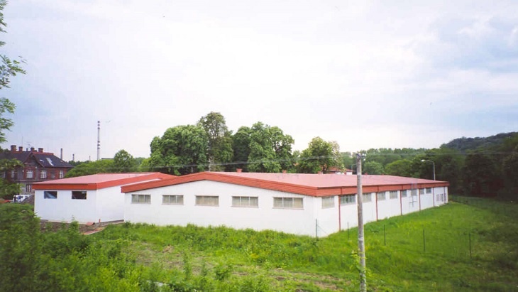 Skladová hala Pharmos po obnově v roce 1998 Skladová hala Pharmos po obnově v roce 1998