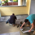 Vysoce flexibilní lepidlo Weber.for Superflex se nanáší jak na podklad, tak na dlaždici, a to zubovým hladítkem, u okapu i naproti u stěny musely být dlaždice děleny, jinak u stěny vycházel pásek pouhých 10 cm
