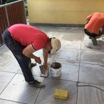 Spárování dlažby spárovací hmotou Weber.color Comfort a okamžité čištění povrchu dlaždic