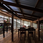 Dům pro tři rodiny, který je připravený na povodně i tropické slunce Foto: Hiroyuki Oki, ostatní Nishizawa Architects
