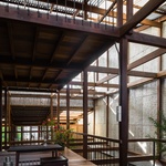 Dům pro tři rodiny, který je připravený na povodně i tropické slunce Foto: Hiroyuki Oki, ostatní Nishizawa Architects