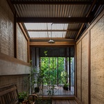 Dům pro tři rodiny, který je připravený na povodně i tropické slunce Foto: Hiroyuki Oki, ostatní Nishizawa Architects