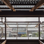 Dům pro tři rodiny, který je připravený na povodně i tropické slunce Foto: Hiroyuki Oki, ostatní Nishizawa Architects