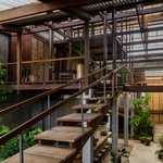 Dům pro tři rodiny, který je připravený na povodně i tropické slunce Foto: Hiroyuki Oki, ostatní Nishizawa Architects