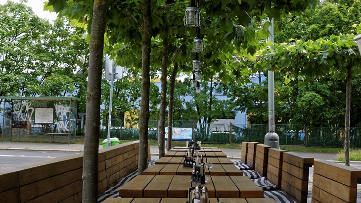 Netradiční pergola v Praze má sloupky ze živých stromů Netradiční pergola v Praze má sloupky ze živých stromů