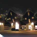 Bizarní pohled na skupinku „řadových“ domků v holandském Helmondu