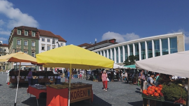 Znovu obnovená tržnice v průhledu tradičních stánků na Zelném trhu