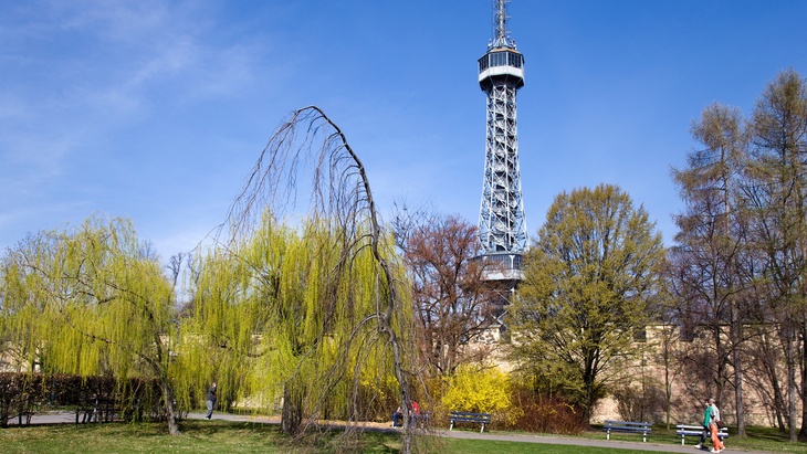 Petřínská rozhledna a park, fotolia.com © kaprikfoto Praha do roka opraví okolí Petřínské rozhledny
