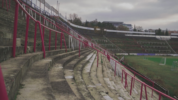 Chátrající stadion v Brně, Fotolia.com © Franta Brno, stadion, Za Lužánkami
