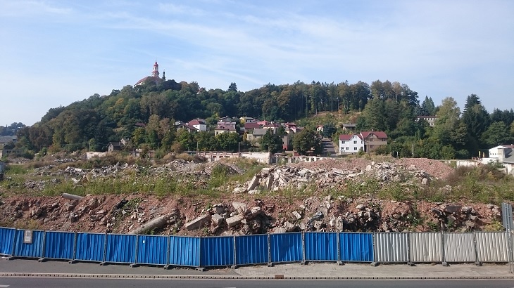 Sutiny po zboření většiny domů v areálu Tepny. Přímo pod náchodským zámkem. Foto Jakub Kopecký