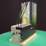 Dřevohliníkové okno WindowStar s velkou hloubkou profilu 110 mm splňuje potřebné tepelně-izolační vlastnosti i bez použití tepelných izolací v konstrukci. Hliníkové opláštění chrání dřevo před povětrnostními vlivy. (stánek WindowStar s. r. o.)