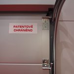 Detail interiérové strany designově „vyčištěných“ garážových vrat. (stánek Lomax)