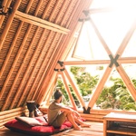 Češi staví v Indonésii domy z bambusu a inspirují tamní obyvatele Zdroj: Jordan Hamond