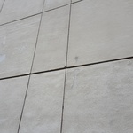 Betonové panely byly poměrně zdravé. Místy docházelo k odlupování svrchní vrstvy. Dále byly zaznamenány trhající se rohy panelů a obnažené spoje ve spárách, kde k sobě doléhá výztuž