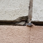 Detail degradovaného rohu panelu