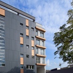Petrohradská – moderní dům s designovými prvky zasazený do stylového industriálního prostředí.
