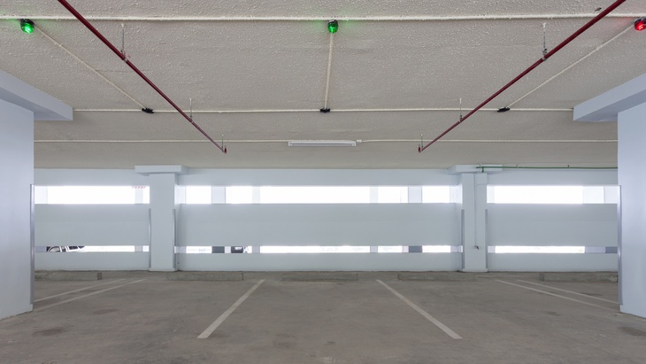 Stání v parkovacím domě, ilustrační obrázek, Fotolia.com © panya99 Parking house Pardubice, parkovací dům u nemocnice, parkování u nemocnice Pardubice