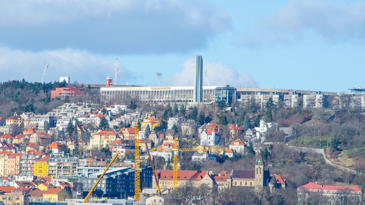 Praha, Strahovský kopec. Jednou z výškových dominant jsou i dvě architektonicky zajímavé věže. Jedná se o výdechy ventilace z tunelu. Zdroj: fotolia.com © dudlajzov