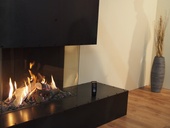 Efekt hoření plynového krbu je dokonalou imitací hoření dřeva, na rozdíl od něho lze ale regulovat dálkovým termostatem