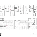 Detailní půdorysy vyznačeného bloku domů. Přízemí zobrazuje vztahy v rámci polosoukromého vnitrobloku s jednotlivými domy a okolními ulicemi. Červené šipky znázorňují vstupy do jednotlivých obytných jednotek.