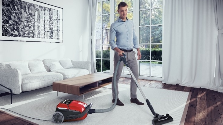 S hubicí FlowMotion™ Mini Turbo můžete snadno odstraňovat zvířecí chlupy ze tkanin či nábytku S hubicí FlowMotion™ Mini Turbo můžete snadno odstraňovat zvířecí chlupy ze tkanin či nábytku