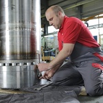 Pracovní oděvy MEWA jsou uzpůsobené pro různé skupiny povolání a různé oblasti použití. Servisní řidiči dodávají čisté pracovní oděvy přesně, spolehlivě a v pevně stanovených termínech.