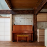 U domu jim postavili dálnici. Architekti našli řešení, dům prošel kompletní renovací  Foto: Shohei Yoshida