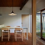 U domu jim postavili dálnici. Architekti našli řešení, dům prošel kompletní renovací  Foto: Shohei Yoshida