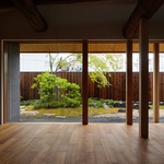 U domu jim postavili dálnici. Architekti našli řešení, dům prošel kompletní renovací  Foto: Shohei Yoshida